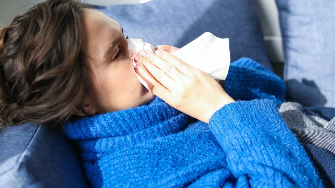 ¿Por qué este invierno nos enfermamos más? Los casos de gripe, COVID-19 y otros virus respiratorios aumentan en todo el mundo